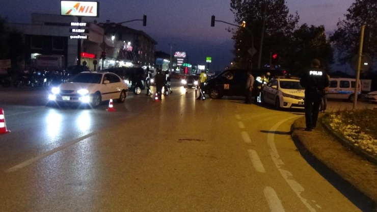 Köpeklerden Kaçmaya Çalışan Gence Araba Çarptı