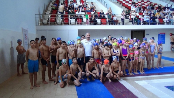 Yüzücüler Elde Ettikleri Birincilikleri Mehmetçiğe Armağan Etti