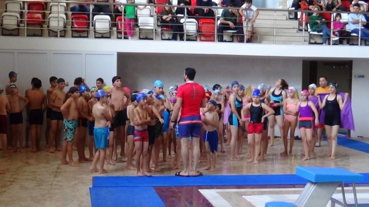 Yüzücüler Elde Ettikleri Birincilikleri Mehmetçiğe Armağan Etti