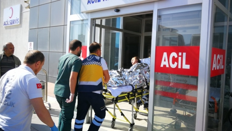 Genç Kız Yanan Evini Söndürmek İsterken Yanarak Ağır Yaralandı