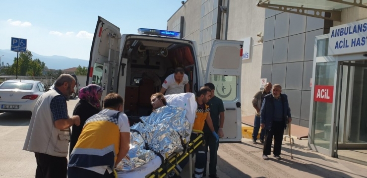 Genç Kız Yanan Evini Söndürmek İsterken Yanarak Ağır Yaralandı