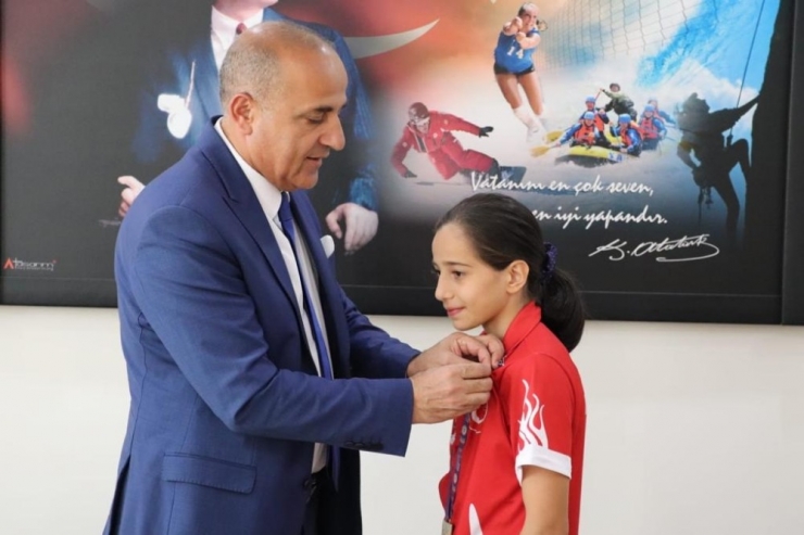 Müdür Güldal “Altın Çocuğa” Altın Hediye Etti