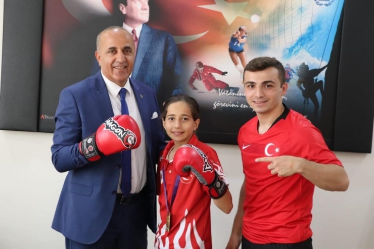 Müdür Güldal “Altın Çocuğa” Altın Hediye Etti