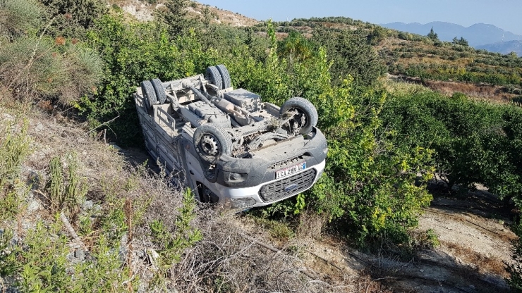 Park Halindeki Pikap Devrildi: 1 Yaralı