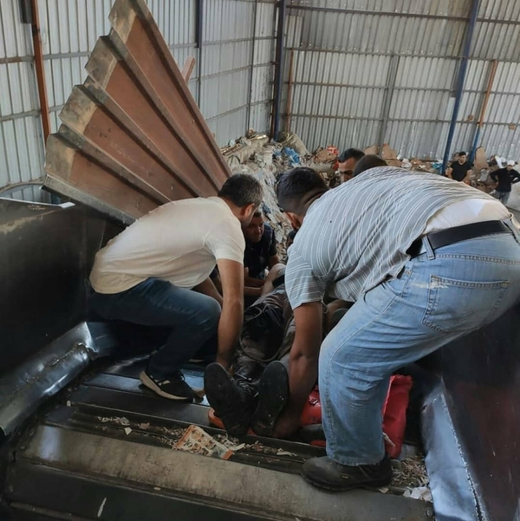 Bacağı Çöp Öğütücü Makineye Sıkıştı, Ekipler Seferber Oldu