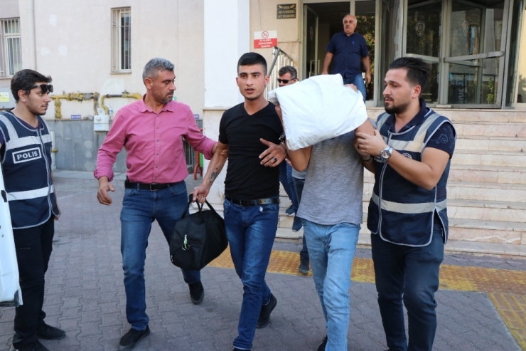 Hırsızlıktan Aranması Bulunan 3 Kişi Metruk Binada Saklanırken Yakalandı