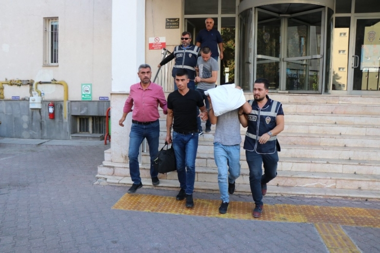 Hırsızlıktan Aranması Bulunan 3 Kişi Metruk Binada Saklanırken Yakalandı