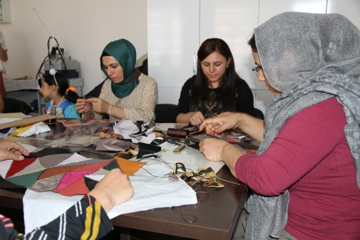 İzmit’ten Gelerek Mardinli Kadınlara El Sanatı Öğretiyor
