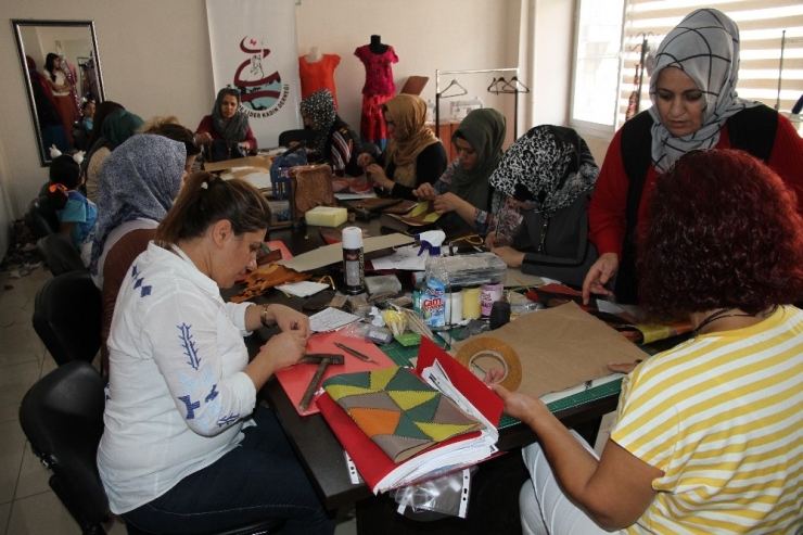 İzmit’ten Gelerek Mardinli Kadınlara El Sanatı Öğretiyor