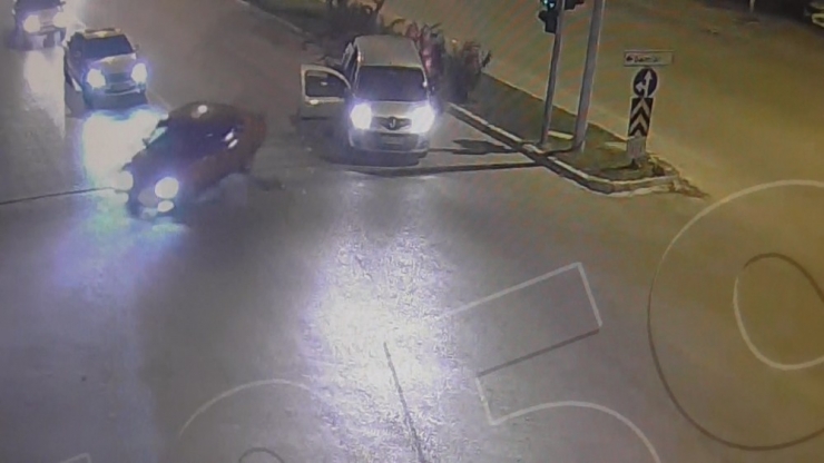 Drift Yapan Sürücüyle Polis Kovalamacası Kamerada