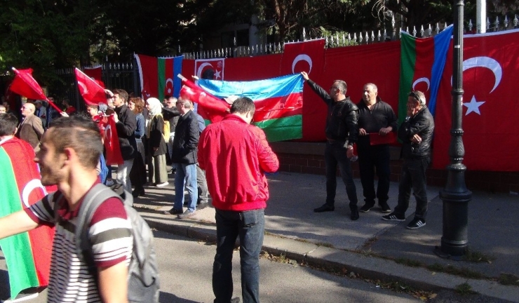 Macaristan’daki Türkler’den Ypg/pkk Yandaşlarına Tepki