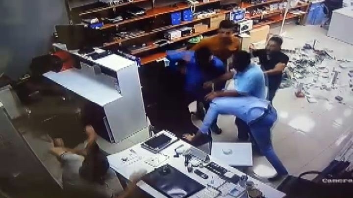 İşyerini Basıp Öldüresiye Dövdüler