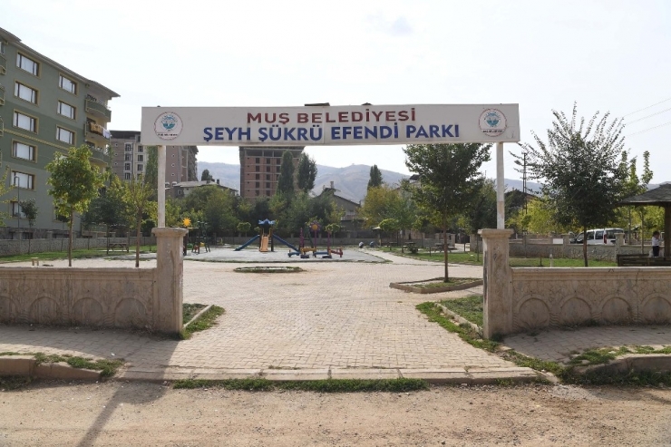 Muş’ta Tahrip Olan Parkların Bakımını Sürdürüyor