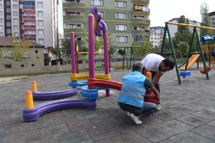 Muş’ta Tahrip Olan Parkların Bakımını Sürdürüyor