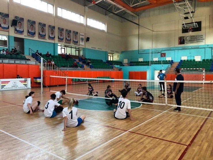 Rize’de Oturarak Voleybol Turnuvası Düzenlendi