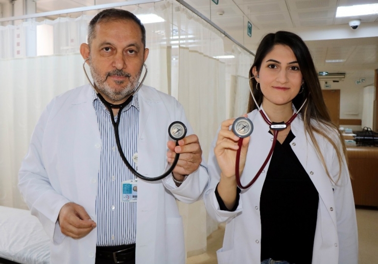 Baba-kız Doktorlar Aynı Hastanede Şifa Dağıtıyor