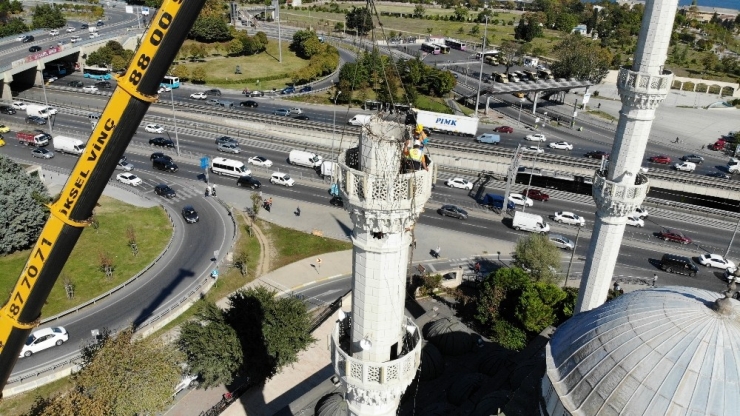 Avcılar’da Hasarlı Minarenin Sökülme Anı Drone İle Havadan Görüntülendi