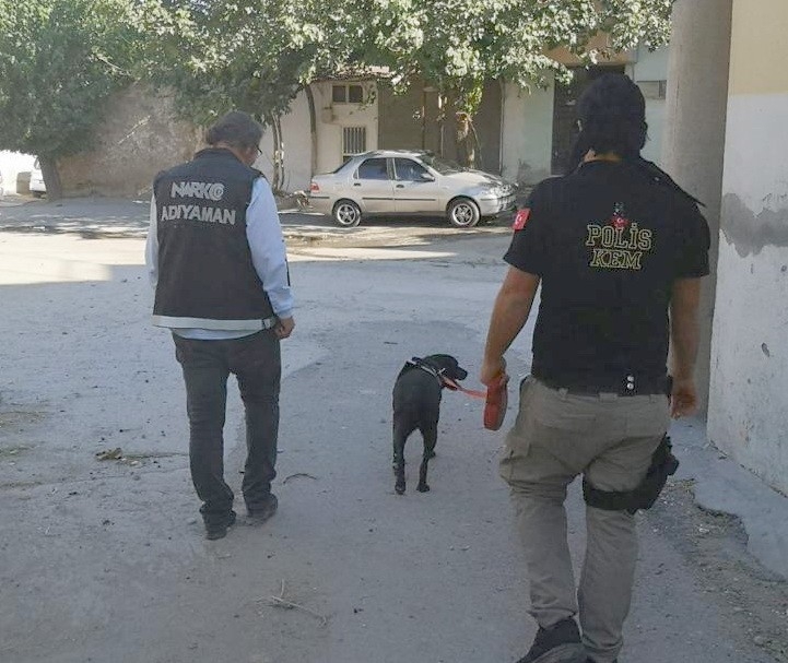 Narko Ekipleri, Uyuşturucuya Geçit Vermiyor