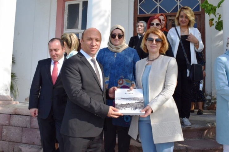 Milli Eğitim Bakanı Ziya Selçuk’un Eşi Rana Selçuk Ayvalık’ta İncelemelerde Bulundu