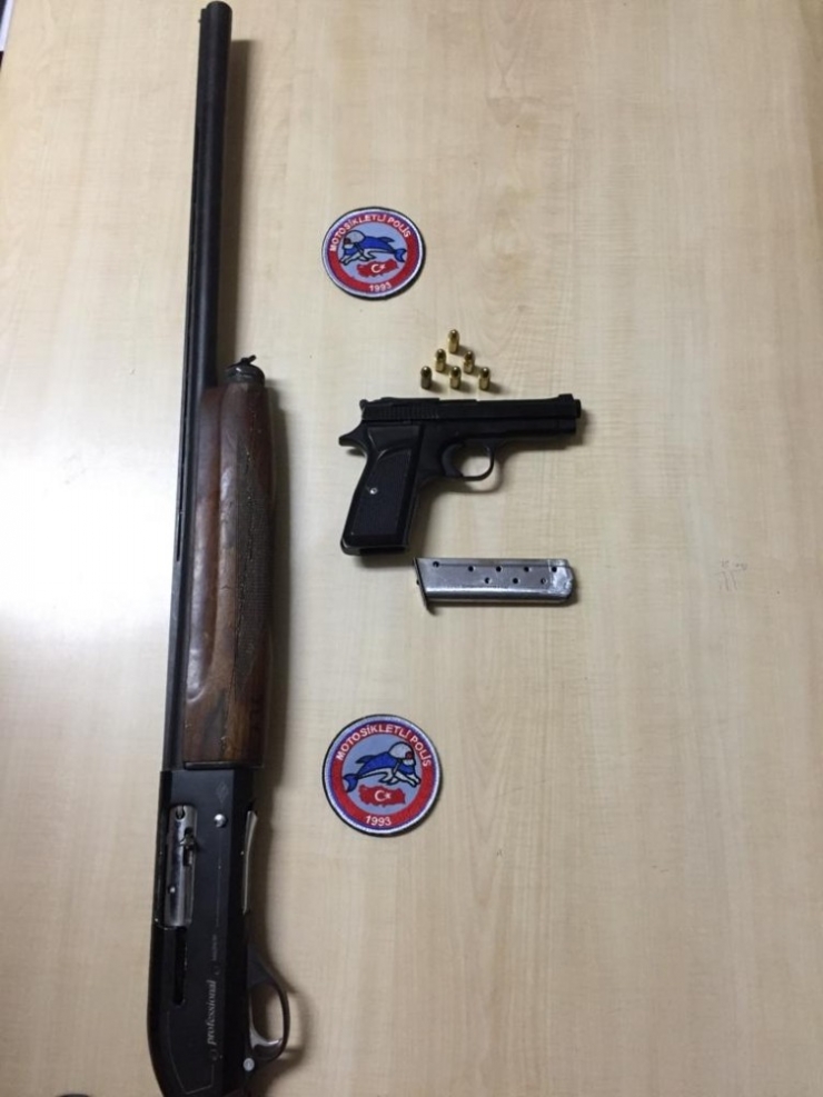 Polis Uygulamasında 5 Silah Yakalandı