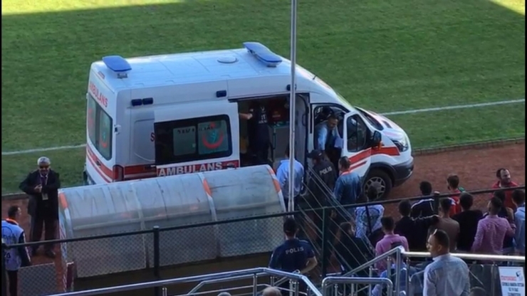 Kalp Krizi Geçiren Taraftarı, Tribünde Bulunan Doktor Hayata Döndürdü