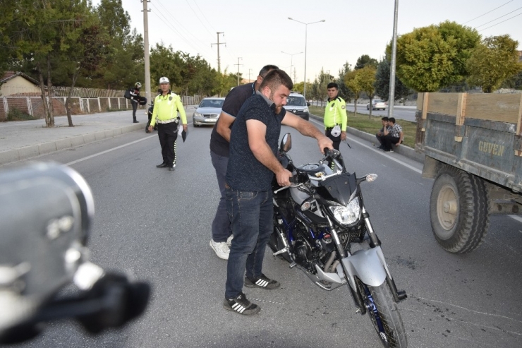 Duramayacağını Anlayan Motosiklet Sürücüsü Kendini Yola Attı