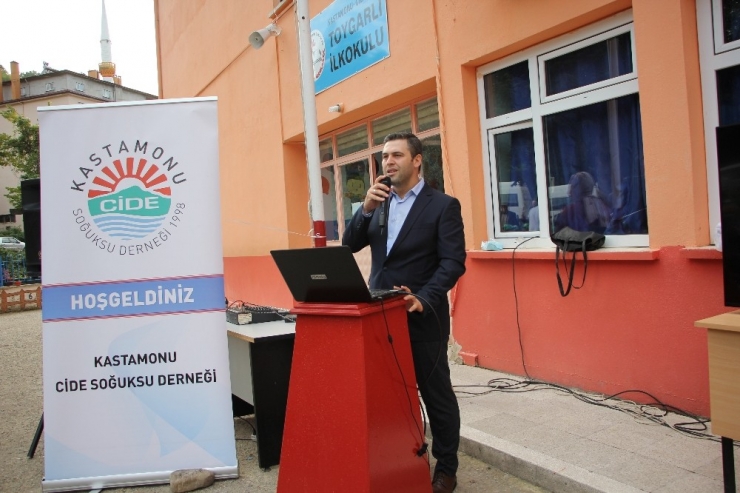 Çevre Kirliliğine Dikkat Çekmek İçin Çöp Topladılar