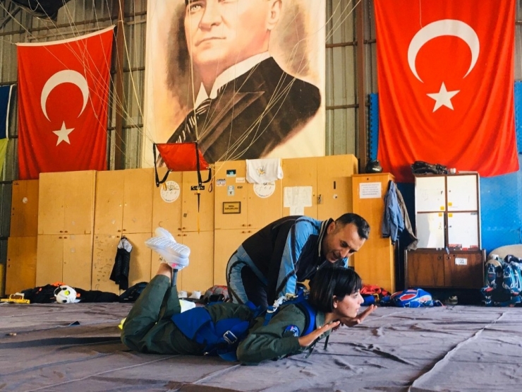 Ampüte Hatice Hemşire 12 Bin Fitten Paraşütle Atladı
