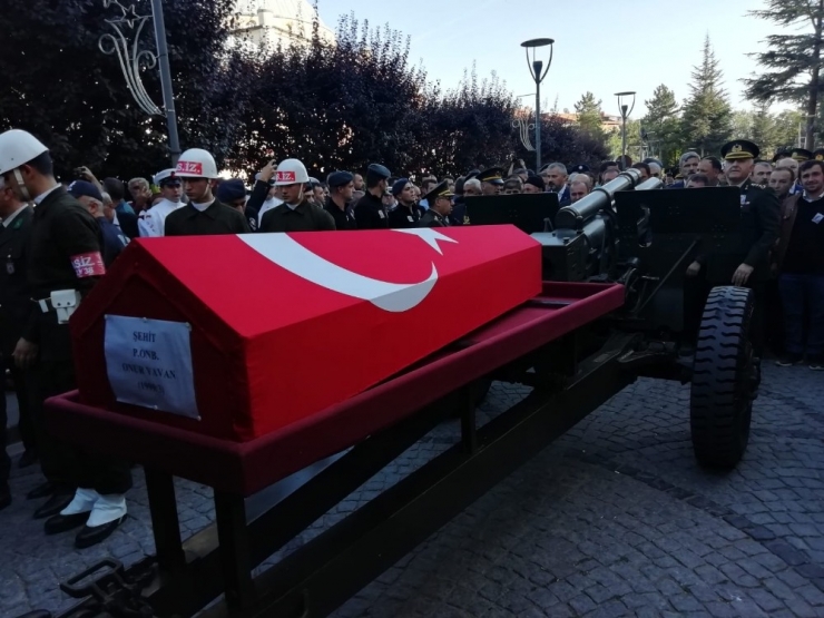 Yıldırım Düşmesi Sonucu Şehit Olan Asker Toprağa Verildi