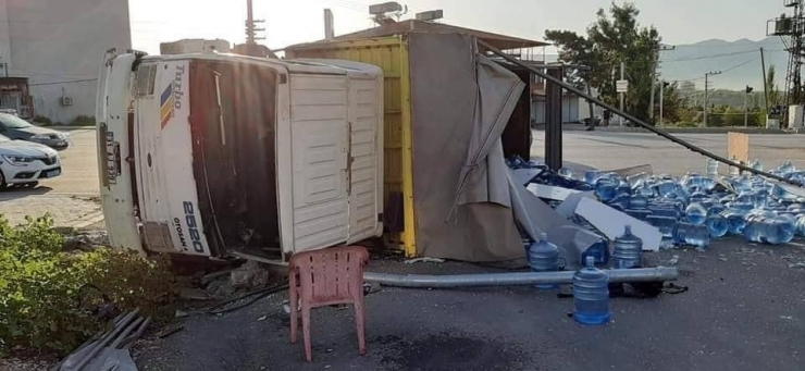 Damacana Yüklü Kamyon Devrildi