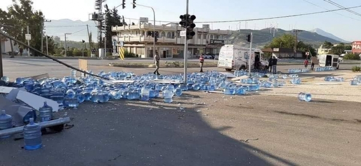 Damacana Yüklü Kamyon Devrildi