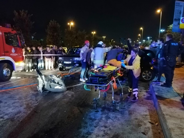 Hurdaya Dönen Otomobildeki Sıkışanları İtfaiye Çıkarttı
