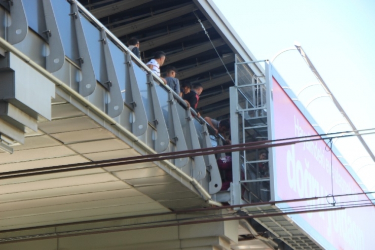 Üst Geçitten Atlamak İsteyen Kadını Gördüler, Telefonlara Sarıldılar