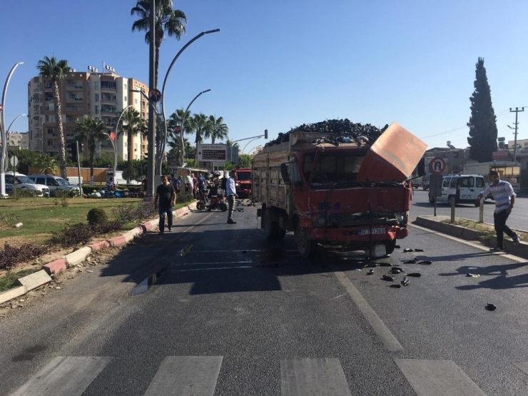 Sebze Yüklü Kamyonetler Çarpıştı: 2 Yaralı