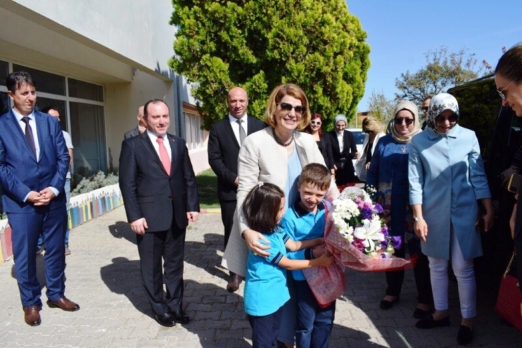 Milli Eğitim Bakanı Ziya Selçuk’un Eşi Rana Selçuk Ayvalık’ta İncelemelerde Bulundu