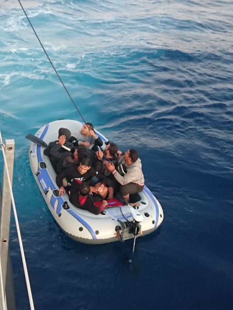 Lastik Botla Kaçarken Yakalandılar