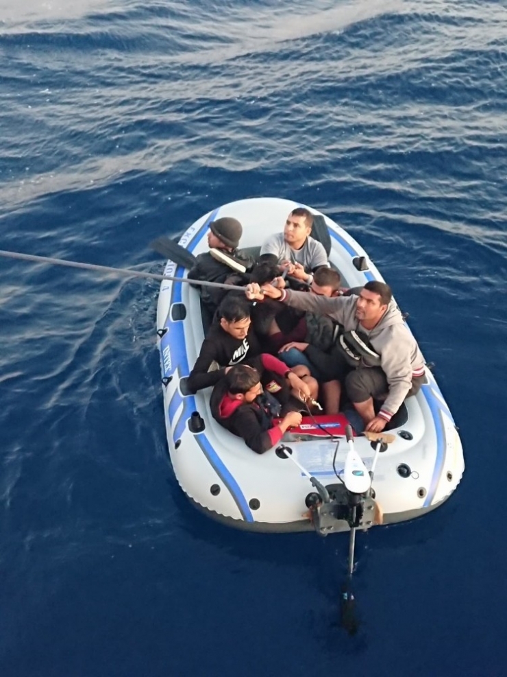 Lastik Botla Kaçarken Yakalandılar