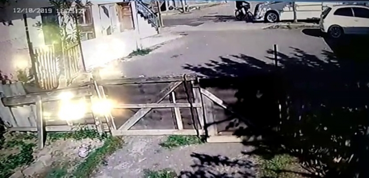 Pendik’te 15 Yaşındaki Çocuğun Kullandığı Minibüs Bisikletliye Böyle Çarptı