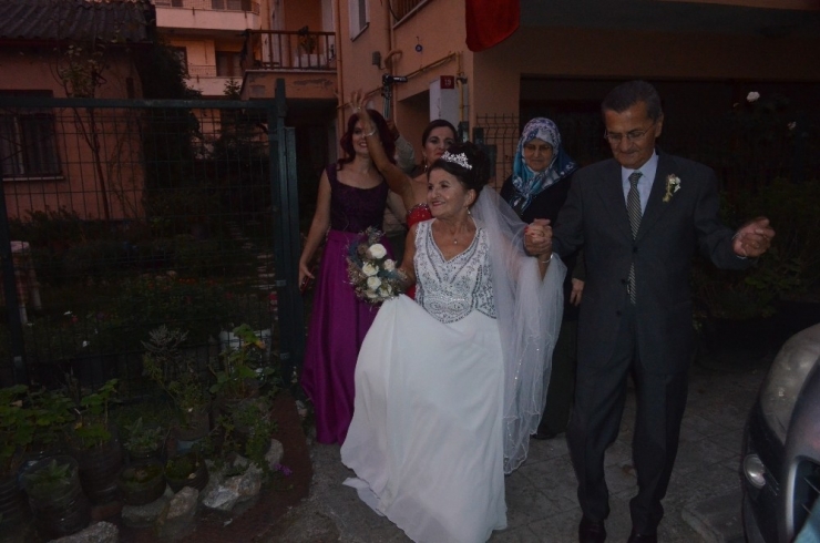 50 Yıl Önce Evlenen Çift İkinci Kez Dünya Evine Girdi