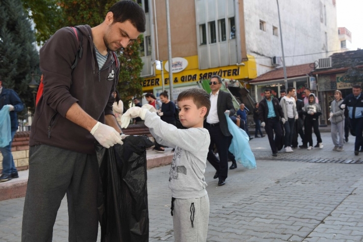 Çocuklar Çöp Toplamak İçin Bir Birleriyle Yarıştılar