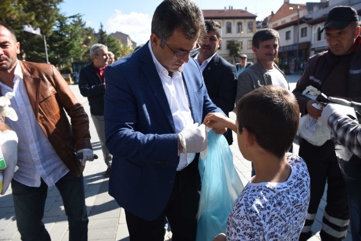 Çocuklar Çöp Toplamak İçin Bir Birleriyle Yarıştılar