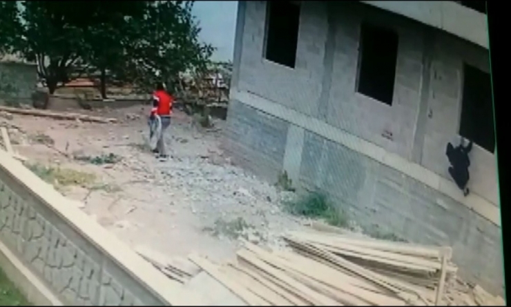 Güvenlik Kamerasına Yakalanan Hırsızlık Şüphelileri Kovalamaca Sonucu Yakalandı