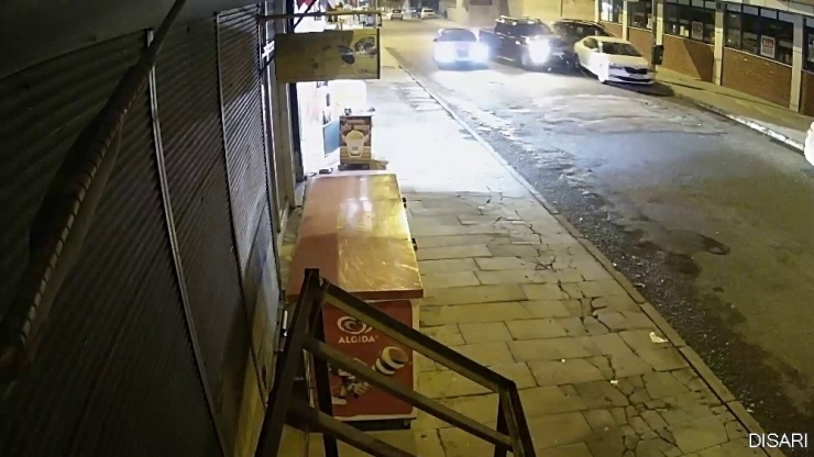 Kamyonet Park Halindeki Araçlara Çarparak Durabildi