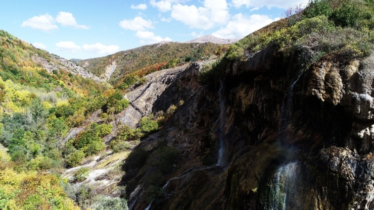 Dipsizgöl Şelalesi Büyülüyor