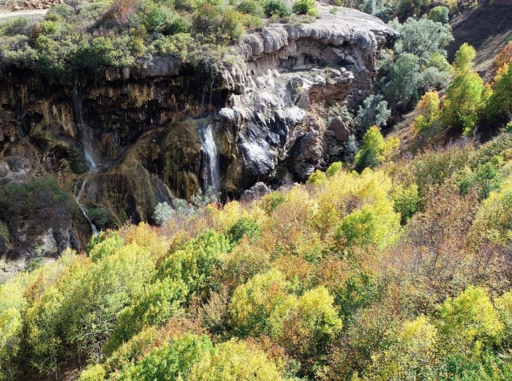 Dipsizgöl Şelalesi Büyülüyor