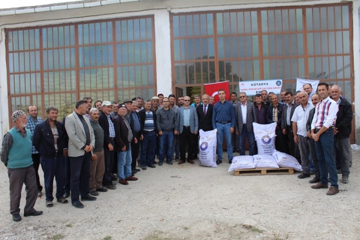 Emet’te Çiftçilere Macar Fiği Tohumu Dağıtıldı