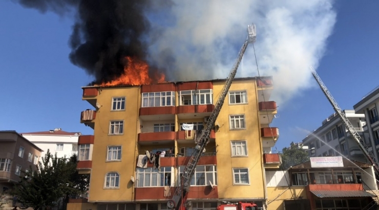 Esenyurt’ta 4 Katlı Binanın Çatısında Yangın Çıktı. Olay Yerine Çok Sayıda İtfaiye Ekibi Sevk Edildi.