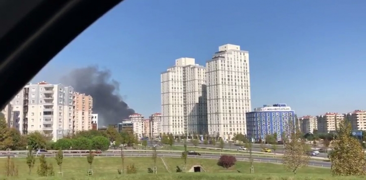 Esenyurt’ta 4 Katlı Binanın Çatısında Yangın Çıktı. Olay Yerine Çok Sayıda İtfaiye Ekibi Sevk Edildi.