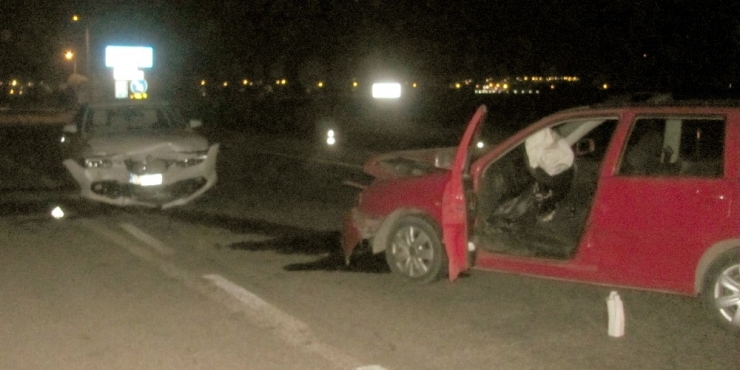 Kavşakta 2 Otomobil Kafa Kafaya Çarpıştı: 2 Yaralı