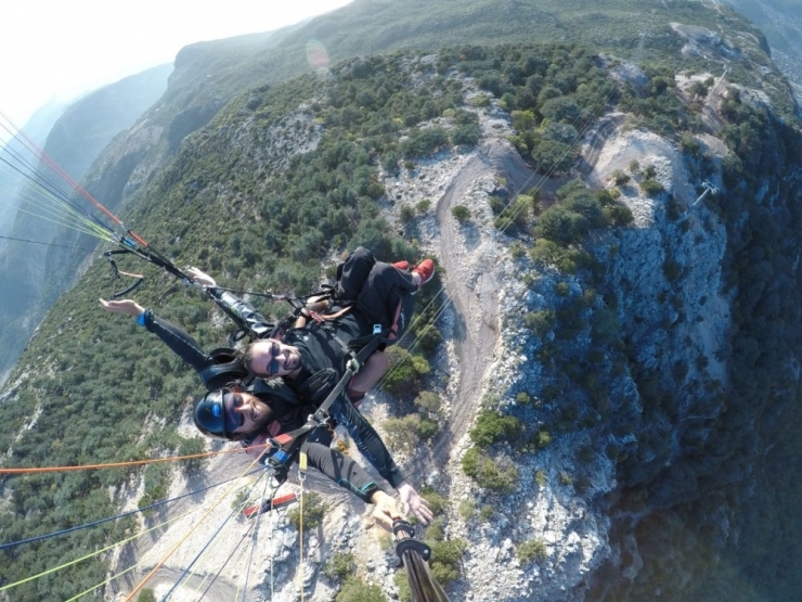 Tekerlekli Sandalyeyle Dalış Yapmıştı, Şimdi De Paraşütle Atladı